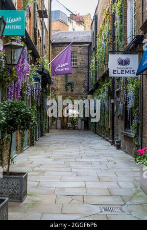Lancashire Court, un passaggio in stile Mews al largo di Brook Street e New Bond Street a Mayfair, Westminster. Londra, Inghilterra, Regno Unito Foto Stock