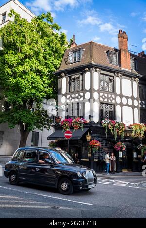 Coach & Horses, Pub risalente al 1744, con soffitti alti e angolo bar in legno scuro con pedane in ottone, Hill Street, Londra, Inghilterra, Regno Unito Foto Stock