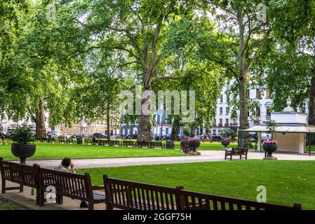 Berkeley Square, una piazza verde della città di Mayfair nel West End, la città di Westminster. Fu realizzato a metà del XVIII secolo dall'architetto Willia Foto Stock