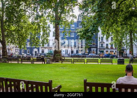 Berkeley Square, una piazza verde della città di Mayfair nel West End, la città di Westminster. Fu realizzato a metà del XVIII secolo dall'architetto Willia Foto Stock