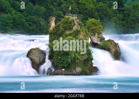 Cascate del Reno. La cascata più potente d'Europa, situata nel nord della Svizzera, vicino alla città di Sciaffusa. Foto Stock