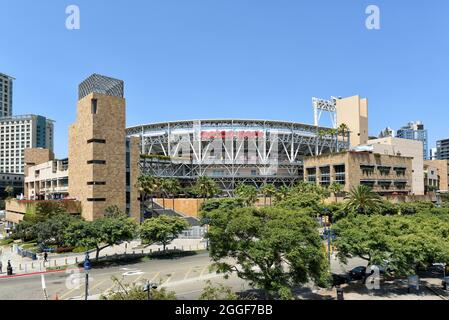 SAN DIEGO, CALIFORNIA - 25 AGOSTO 2021: Petco Park, casa dei San Diego Padres, visto dal Ponte pedonale di Harbour Drive. Foto Stock