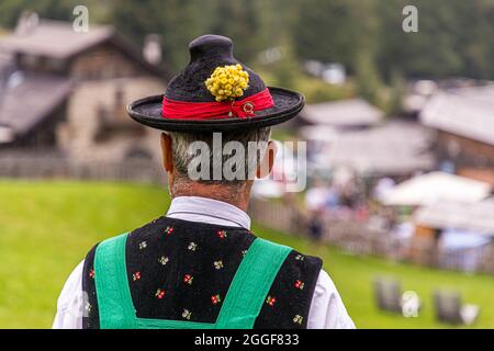 Decorato tradizionale cappello di costume di una soffiante alphorn sulla Gompm alp in Alto Adige. Unplugged Taste è il nome dell'evento gastronomico al Gompm-Alm in Alto Adige, Italia. Si svolge ogni anno l'ultima domenica di agosto. Gli Alphorns appartengono al folklore generoso Foto Stock