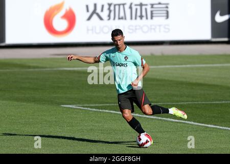 (210831) -- OEIRAS, 31 agosto 2021 (Xinhua) -- Cristiano Ronaldo del Portogallo partecipa ad una sessione di addestramento al campo di addestramento Cidade do Futebol di Oeiras, Portogallo, il 30 agosto 2021. Il team Portugal gareggerà con il Team Ireland in una partita di qualificazione della Coppa del mondo FIFA Qatar 2022 il 2 settembre 2021. (Foto di Pedro Fiuza/Xinhua) Foto Stock