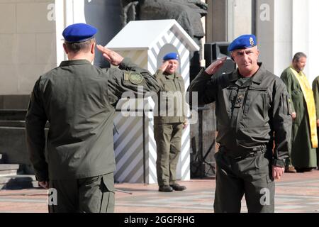 Non esclusiva: KYIV, UCRAINA - 31 AGOSTO 2021 - Comandante della Guardia Nazionale il colonnello generale Mykola Balan saluta durante la cerimonia di pagamento dei tributi Foto Stock