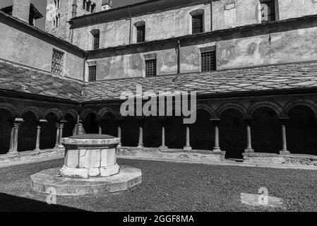 La Collegiata dei Santi Pietro e Orso (in francese Collégiale des Saints Pierre et Ours) è un edificio religioso di Aosta, nell'Italia settentrionale. T Foto Stock