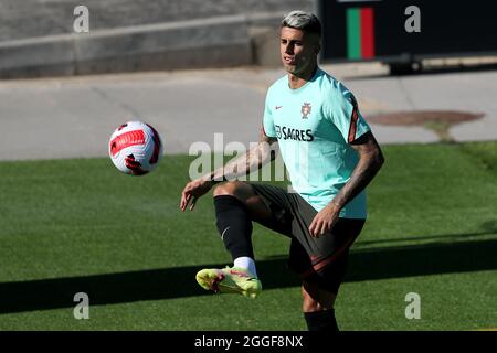 (210831) -- OEIRAS, 31 agosto 2021 (Xinhua) -- Joao Cancelo del Portogallo partecipa ad una sessione di addestramento al campo di addestramento Cidade do Futebol di Oeiras, Portogallo, il 30 agosto 2021. Il team Portugal gareggerà con il Team Ireland in una partita di qualificazione della Coppa del mondo FIFA Qatar 2022 il 2 settembre 2021. (Foto di Pedro Fiuza/Xinhua) Foto Stock