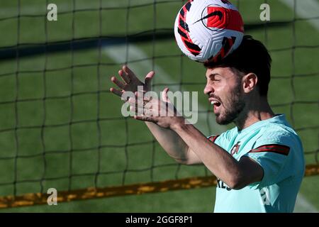 (210831) -- OEIRAS, 31 agosto 2021 (Xinhua) -- Bernardo Silva del Portogallo partecipa ad una sessione di addestramento al campo di addestramento Cidade do Futebol di Oeiras, Portogallo, il 30 agosto 2021. Il team Portugal gareggerà con il Team Ireland in una partita di qualificazione della Coppa del mondo FIFA Qatar 2022 il 2 settembre 2021. (Foto di Pedro Fiuza/Xinhua) Foto Stock