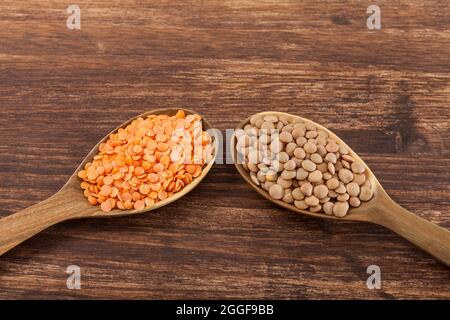 Cibo molto sano; lenticchie crude e lenticchie rosse sbucciate Foto Stock