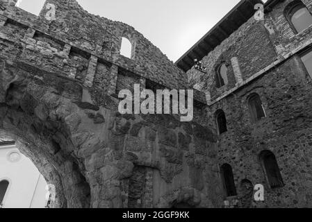 La porta Pretoria o porta pretoriana (in latino porta Prætoria, in francese, Porte (s) prétorienne (s)) è la porta orientale della città romana di ago Foto Stock