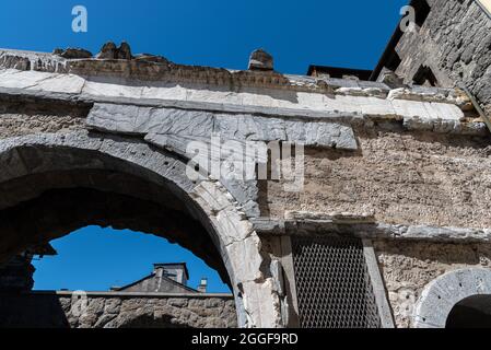 La porta Pretoria o porta pretoriana (in latino porta Prætoria, in francese, Porte (s) prétorienne (s)) è la porta orientale della città romana di ago Foto Stock