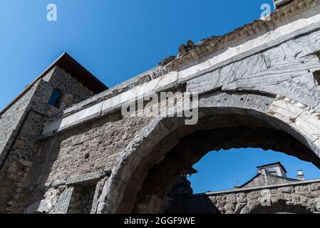 La porta Pretoria o porta pretoriana (in latino porta Prætoria, in francese, Porte (s) prétorienne (s)) è la porta orientale della città romana di ago Foto Stock