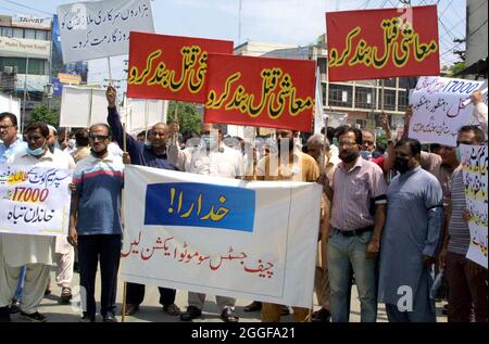 I dipendenti licenziati della sui Southern gas Company (SSGC) stanno tenendo una manifestazione di protesta contro la disoccupazione e l'escursionismo dei prezzi, presso il press club di Lahore martedì 31 agosto 2021.