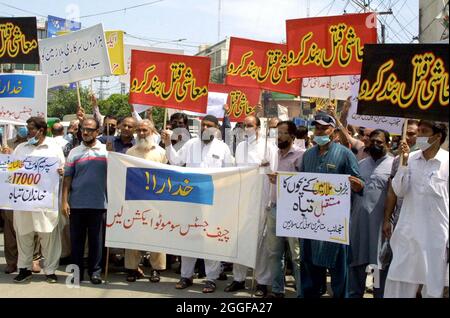 I dipendenti licenziati della sui Southern gas Company (SSGC) stanno tenendo una manifestazione di protesta contro la disoccupazione e l'escursionismo dei prezzi, presso il press club di Lahore martedì 31 agosto 2021.