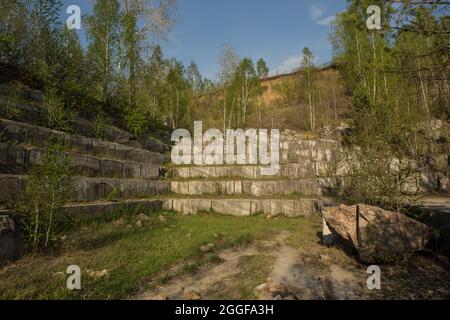 estrazione del marmo in modo aperto, un'antica cava di marmo. Russia, regione di Novosibirsk Foto Stock