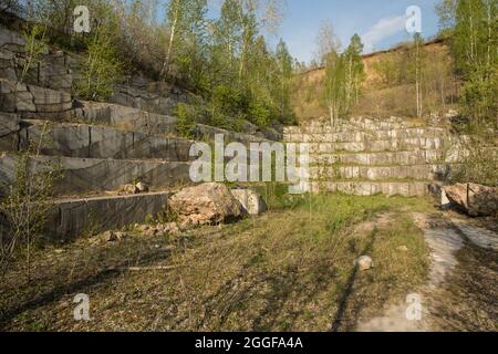 estrazione del marmo in modo aperto, un'antica cava di marmo. Russia, regione di Novosibirsk Foto Stock