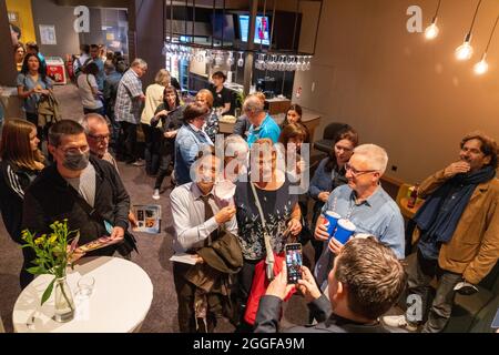 Tom Schilling und Felix von Boehm bei der Premiere des Kinofilms 'Fabian oder der Gang vor die Hunde / Fabian - Going to the Dogs' im Filpalast Foto Stock