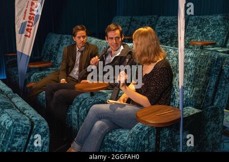 Tom Schilling und Felix von Boehm bei der Premiere des Kinofilms 'Fabian oder der Gang vor die Hunde / Fabian - Going to the Dogs' im Filpalast Foto Stock