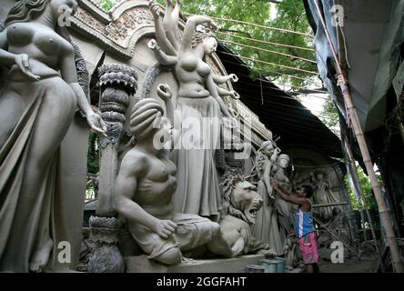 Artisan dare forma alla Dea Durga idol per il prossimo !0 giorni di Durga Puja festival che si conclude sul festal Vijayadashmi a Nuova Delhi. Foto Stock