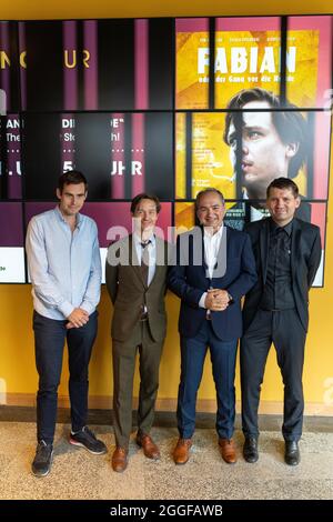 Tom Schilling und Felix von Boehm bei der Premiere des Kinofilms 'Fabian oder der Gang vor die Hunde / Fabian - Going to the Dogs' im Filpalast Foto Stock