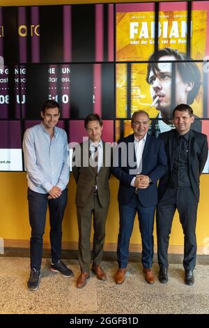 Tom Schilling und Felix von Boehm bei der Premiere des Kinofilms 'Fabian oder der Gang vor die Hunde / Fabian - Going to the Dogs' im Filpalast Foto Stock