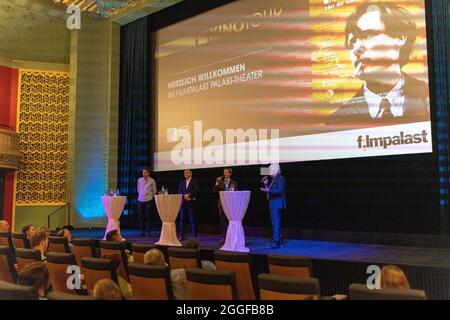 Tom Schilling und Felix von Boehm bei der Premiere des Kinofilms 'Fabian oder der Gang vor die Hunde / Fabian - Going to the Dogs' im Filpalast Foto Stock