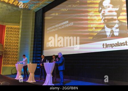 Tom Schilling und Felix von Boehm bei der Premiere des Kinofilms 'Fabian oder der Gang vor die Hunde / Fabian - Going to the Dogs' im Filpalast Foto Stock