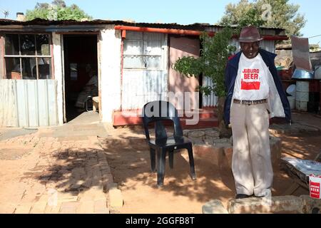 JOHANNESBURG, SUDAFRICA - 10 agosto 2021: Aneanziano uomo africano fuori dalla sua casa a Soweto Foto Stock