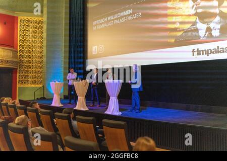 Tom Schilling und Felix von Boehm bei der Premiere des Kinofilms 'Fabian oder der Gang vor die Hunde / Fabian - Going to the Dogs' im Filpalast Foto Stock