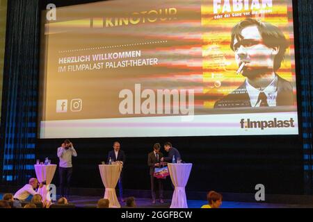 Tom Schilling und Felix von Boehm bei der Premiere des Kinofilms 'Fabian oder der Gang vor die Hunde / Fabian - Going to the Dogs' im Filpalast Foto Stock