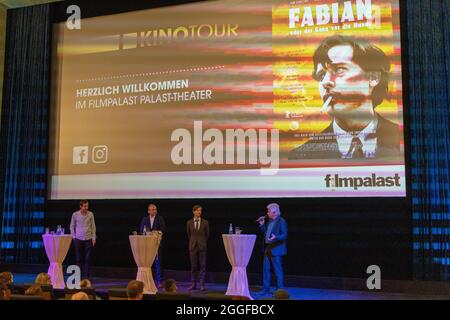 Tom Schilling und Felix von Boehm bei der Premiere des Kinofilms 'Fabian oder der Gang vor die Hunde / Fabian - Going to the Dogs' im Filpalast Foto Stock