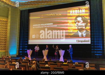 Tom Schilling und Felix von Boehm bei der Premiere des Kinofilms 'Fabian oder der Gang vor die Hunde / Fabian - Going to the Dogs' im Filpalast Foto Stock