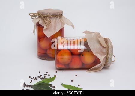 verdure in scatola in vasetti di vetro isolati su uno sfondo bianco una risorsa ecologica naturale alimentare per l'inverno Foto Stock