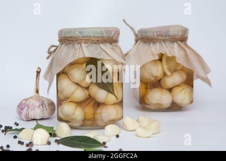 verdure in scatola in vasetti di vetro isolati su uno sfondo bianco una risorsa ecologica naturale alimentare per l'inverno Foto Stock