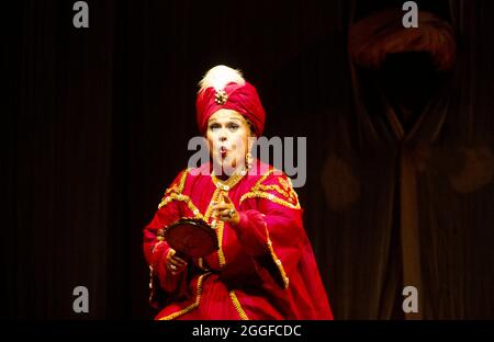 Marilyn Horne (Isabella) in l’ITALIANA IN ALGERINI di Rossini al Royal Opera, Covent Garden, Londra WC2 18/09/1993 musica: Giovachino Rossini libretto: Angelo anelli Direttore: Carlo Rizzi designer & Original director: Jean-Pierre Ponnelle Lighting: Robert Bryan Foto Stock