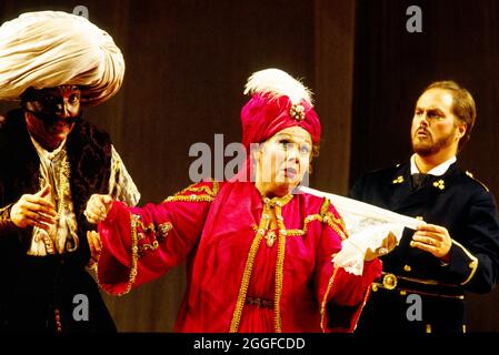 l-r: Ruggero Raimondi (Mustafa), Marilyn Horne (Isabella), Bruce Ford (Lindoro) in l’ITALIANA IN ALGERINI di Rossini alla Royal Opera, Covent Garden, London WC2 18/09/1993 music: Gioachino Rossini libretto: Angelo Anelli Direttore: Carlo Rizzi designer & regista originale: Jean-Pierre Ponnelle: Robert Ponyan illuminazione Foto Stock