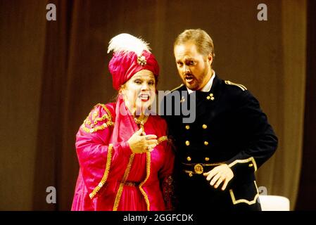 Marilyn Horne (Isabella), Bruce Ford (Lindoro) in l’ITALIANA IN ALGERINI di Rossini alla Royal Opera, Covent Garden, Londra WC2 18/09/1993 musica: Giovachino Rossini libretto: Angelo anelli Direttore: Carlo Rizzi designer & Original director: Jean-Pierre Ponnelle Lighting: Robert Bryan Foto Stock