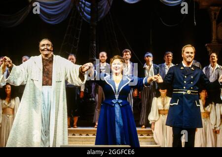 Chiamata al sipario - l-r: Ruggero Raimondi (Mustafa), Marilyn Horne (Isabella), Bruce Ford (Lindoro) in l’ITALIANA IN ALGERINI di Rossini alla Royal Opera, Covent Garden, Londra WC2 18/09/1993 musica: Gioachino Rossini libretto: Angelo Anelli Direttore: Carlo Rizzi designer e regista originale: Robert Pierre-Brnelle Lighting Foto Stock