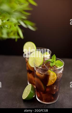 Cocktail Cuba Libre. Bevanda alcolica con cola, rum, lime e menta. Cuba Libre o lungo isola cocktail di tè ghiacciato. Foto Stock