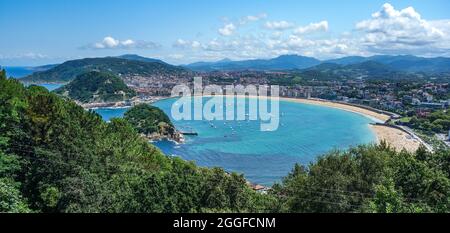 Vista su San Sebastian e sulla baia di la Concha dal Monte Igeldo Foto Stock