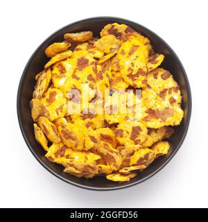 Primo piano di Chana Jor Garam piccante in una ciotola nera in ceramica, realizzata con Chickpea Bengala fritta all'aria. Mucchio di spuntini speziati indiani (Namkeen), vista dall'alto Foto Stock