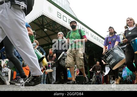 Londra, Regno Unito. 31 Agosto 2021. Band di batteristi iniziano la loro marcia Borough Market durante l'estinzione RebellionÕs Stop the HARM protesta il nono giorno delle loro impossibile Rebellion protesta a Londra, Regno Unito il 31 agosto 2021. Kieran Riley/Pathos Credit: One Up Top Editorial Images/Alamy Live News Foto Stock