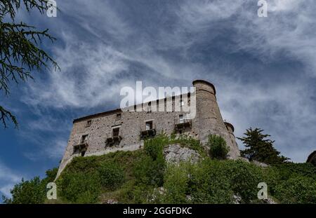 Il Castello di Carpinone fu probabilmente costruito in epoca normanna e dal momento della sua costruzione fino alla fine del XIII secolo il buil Foto Stock