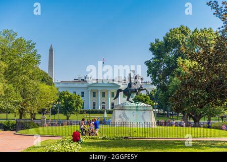 WASHINGTON DC, USA - 14 AGOSTO 2021: La Casa Bianca con la statua equestre di Andrew Jackson. Foto Stock