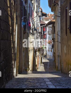 Hondarribia, Spagna - 29 ago 2021: Case basche tradizionali nelle strade di pietra di ciottoli della città vecchia Hondarribia Foto Stock