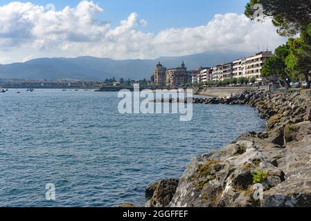 Hondarribia, Spagna - 29 ago 2021: Viste della baia di Txingudi dal centro storico di Honarribia Foto Stock