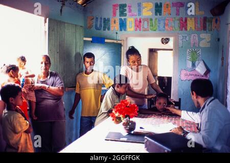 Programma medico di famiglia ( Programa medico de Familia ) sostenuto dal Governo brasiliano - le famiglie povere provenienti dalla campagna brasiliana ricevono assistenza sanitaria e medicina di famiglia presso la scuola rurale locale, sulla base della conoscenza del paziente nel contesto della famiglia e della comunità, sottolineando la prevenzione delle malattie e la promozione della salute. Foto Stock