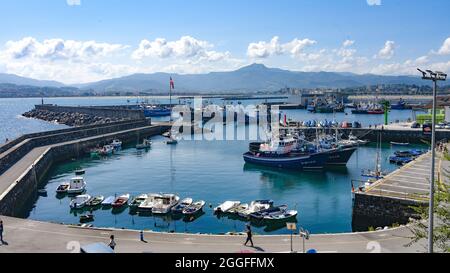 Hondarribia, Spagna - 29 ago 2021: Pesca e barche a vela nel porto di Hondarribia, Paesi Baschi, Spagna Foto Stock