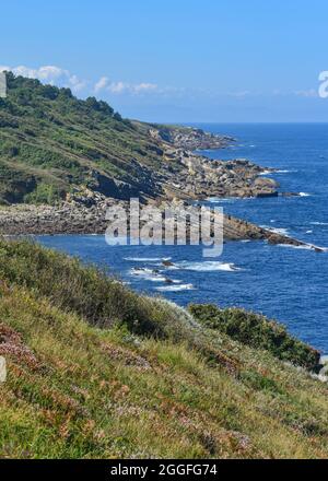 Sentieri escursionistici lungo l'aspra costa basca vicino al monte Jaizkibel, Hondarribia, Spagna Foto Stock