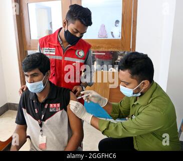 Un operatore sanitario somministra la dose di richiamo del vaccino Moderna a una persona durante una campagna di vaccinazione di massa contro la malattia di Covid-19 presso il centro vaccino Sheikh Hasina Burn Institute il 31 agosto 2021 a Dhaka, Bangladesh. (Foto di Habibur Rahman / Eyepix Group) Foto Stock